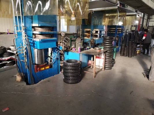 ভালো দাম 200 টন চাপ এবং 0-999 সেকেন্ড ভলকানাইজিং সময় সহ স্টিম-হিটেড সলিড রাবার কৃষি গাড়ির টায়ার কিউরিং প্রেস মেশিন অনলাইন