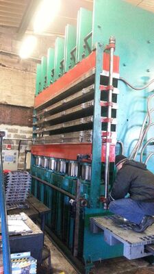 ভালো দাম পিএলসি নিয়ন্ত্রিত টায়ার ট্রেইড ভুলকানাইজিং মেশিন 10.0MN টেনশন ফোর্স এবং রিট্রেডিংয়ের জন্য উন্নত হাইড্রোলিক সিস্টেমের সাথে অনলাইন